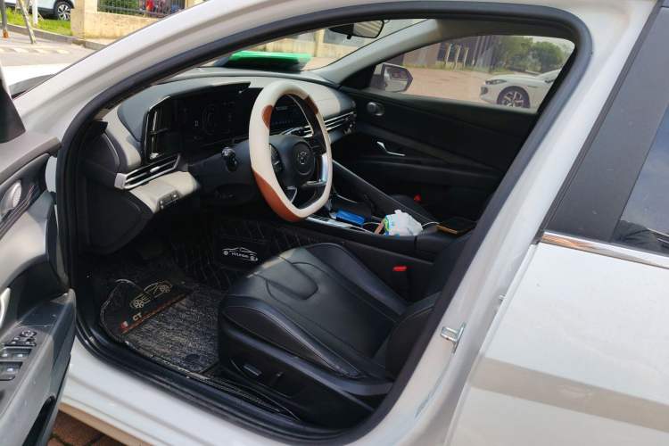 Used Hyundai Elantra 2021 1.5L CVT LUX Prestige Edition Left Front Seat