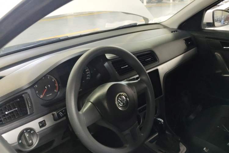 Used Volkswagen Lavida 2013 Revised Classic 1.6L Automatic Fashion Edition Center Console