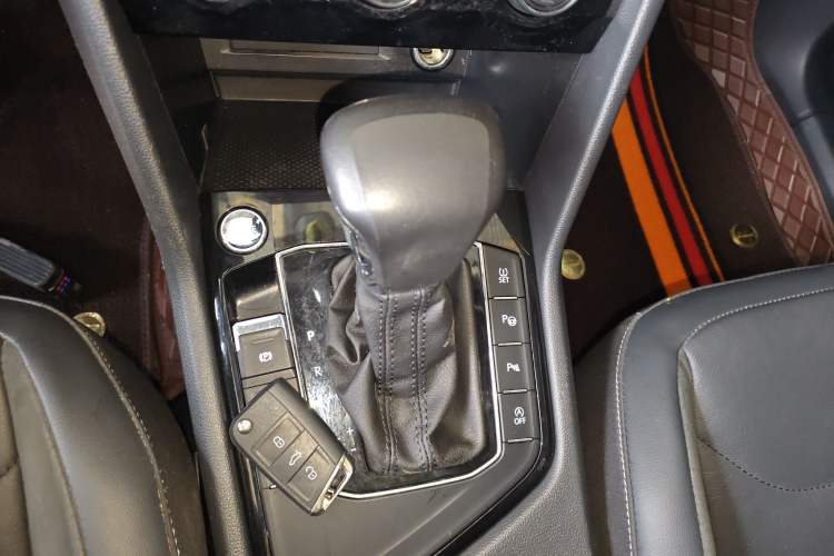 Used Volkswagen Tiguan L 2019 330TSI Automatic Two-Wheel Drive Smart Luxury Version China VI Standard
