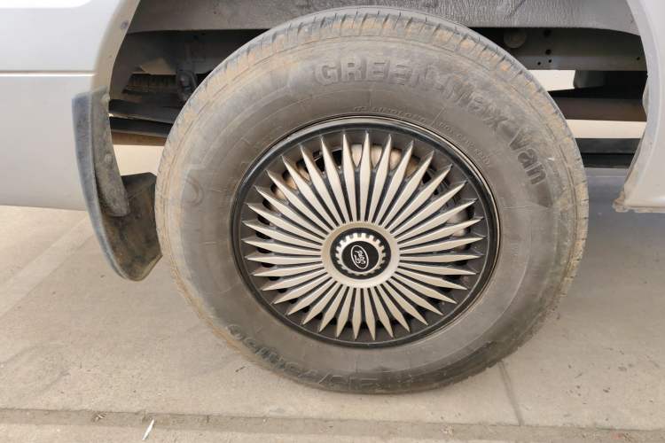 Used JMC Fushun 2022 2.0T Manual Multi-Function Passenger Vehicle Mid-Range High Roof 6-7 Seats Right Rear Wheel Hub