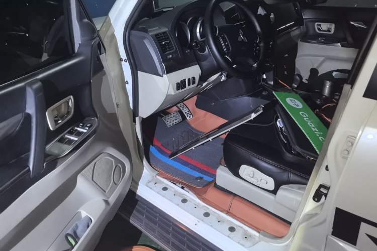 Used Mitsubishi Pajero 2014 3.0L Luxury Edition Driver Seat