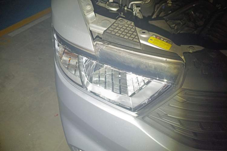 Used Wuling Hongguang V 2022 1.5L Jingqu Edition Enclosed-Window Vehicle with Electric Power Steering LAR