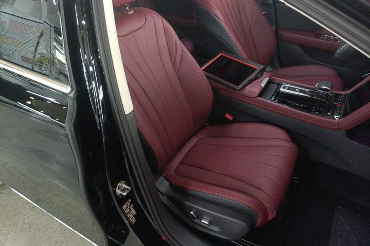 Used Hongqi H5 2025 2.0T Automatic Flag Edition – 500 000 Units Commemorative Version Right Front Seat