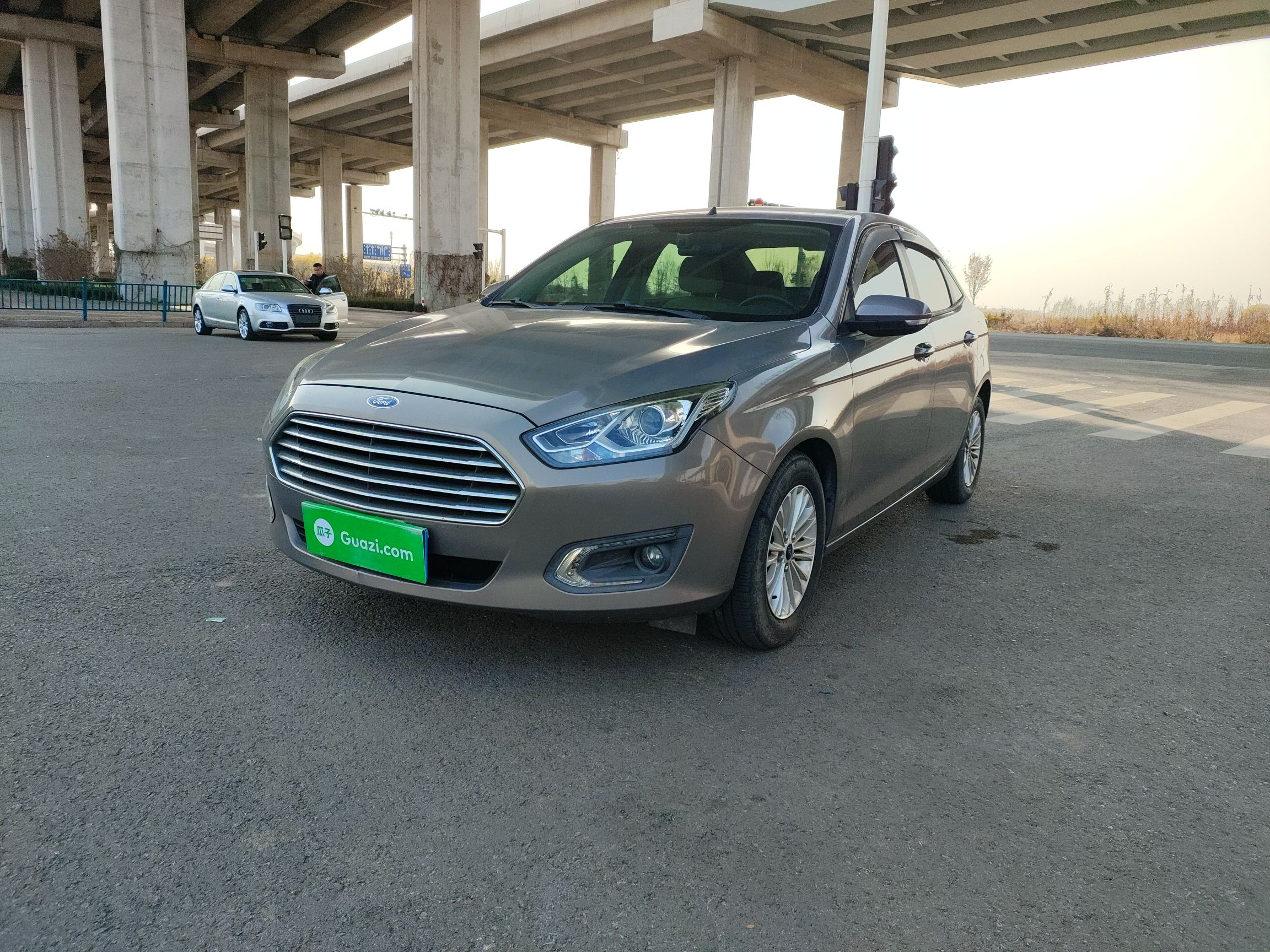 Под передней частью автомобиля