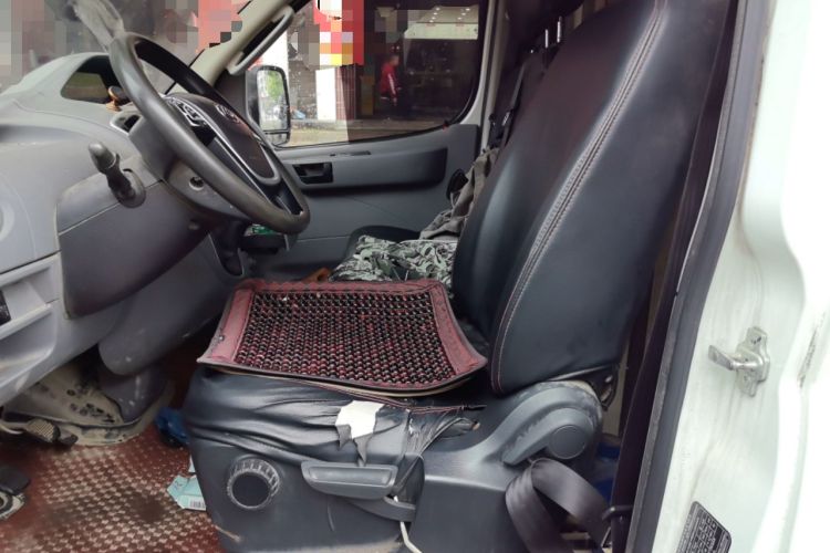 Used SAIC MAXUS Xintu V80 2019 2.5T Classic Model 6-Speed Manual – Aoyuntong Short Wheelbase Ultra-Low Roof 5/6 Seats Left Front Seat