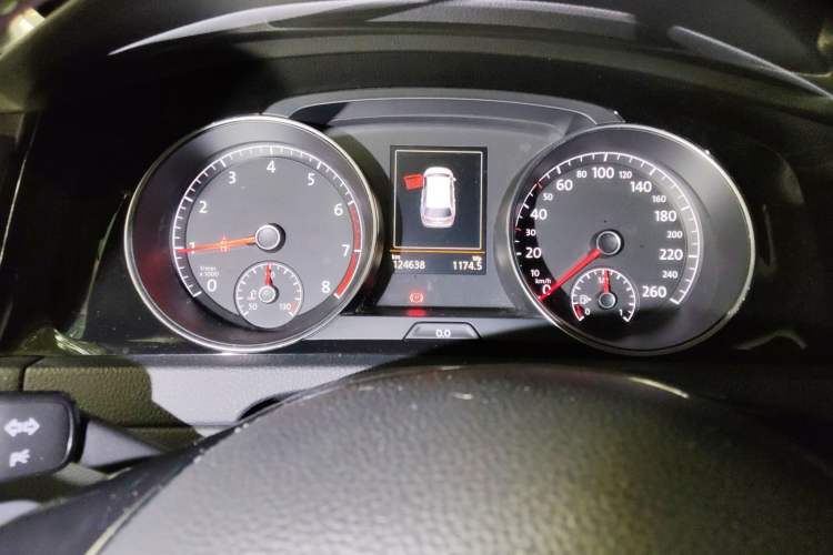 Used Volkswagen Golf 2014 1.4TSI Luxury Travel Edition Odometer Close Up