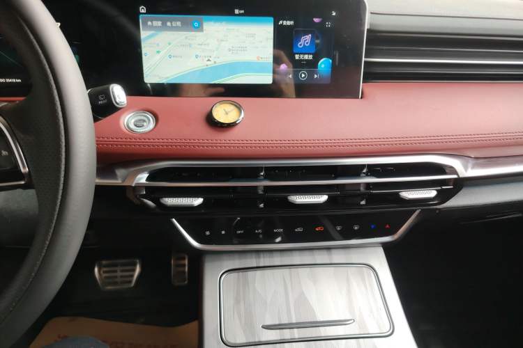 Used JETOUR X70 PLUS 2023 1.5T DCT Brave PLUS 7-Seater
