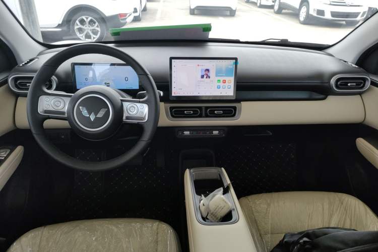 Used Wuling Bingo PLUS 2024 401 km Range 5-Seater Version Center Console