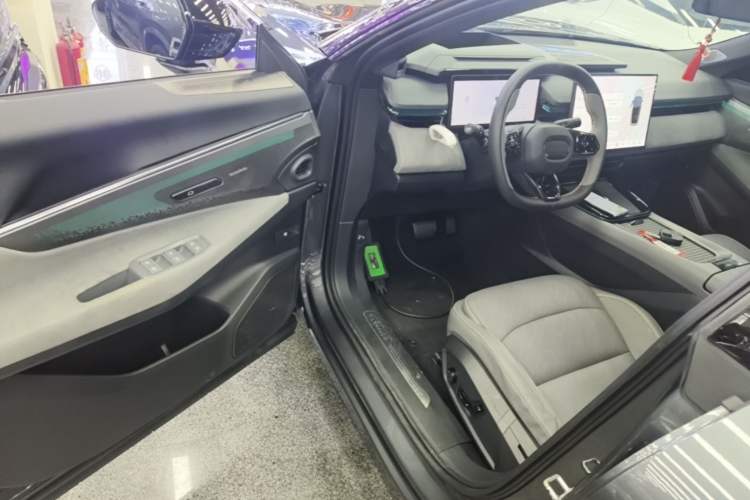 Used Lynk & Co 08 EM-P 2023 120km Long-Range Halo