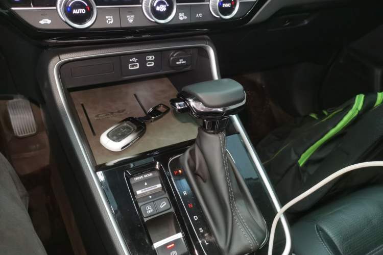 Used Honda CR-V 2023 240TURBO Two-Wheel Drive Deluxe Edition 7 Seats Gear Lever