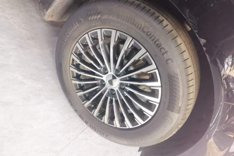 Used Denza D9 2022 DM-i 970 Four-Wheel Drive Prestige Model Right Front Wheel Hub