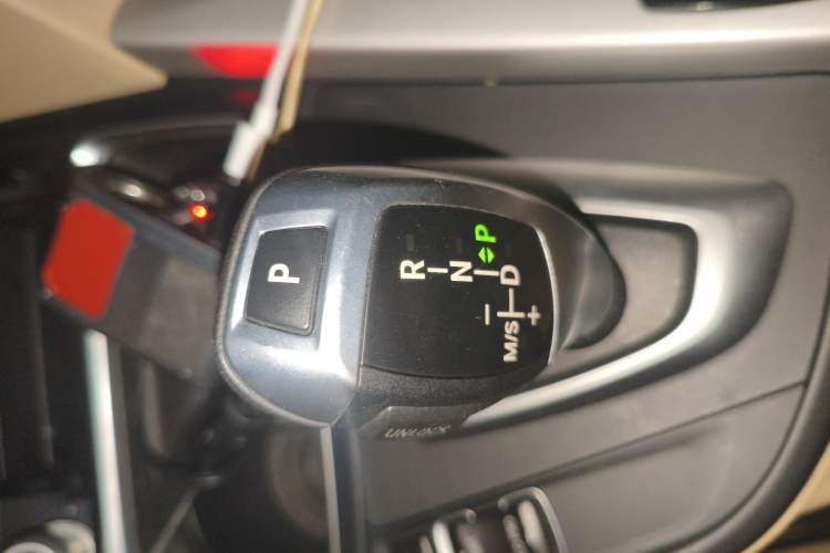 Used BMW 3 Series 2013 320i Sport Edition Gear Lever