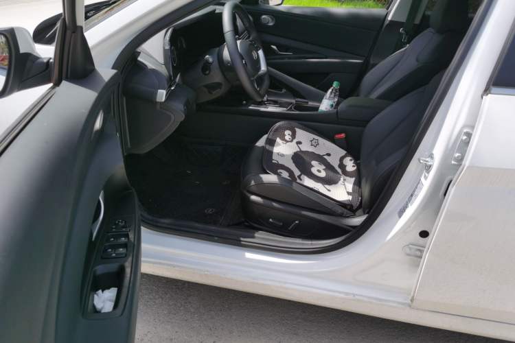 Used Hyundai Elantra 2023 1.5L CVT LUX Prestige Edition Driver Seat