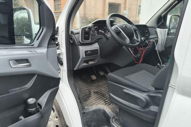 Used SAIC MAXUS Xintu V80 2025 PRO Aoyuntong 2.0T Manual Long Wheelbase Mid-Height 6/7/8/9-Seater Driver Seat