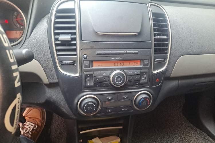 Used Nissan Sylphy 2016 Classic 1.6XE Manual Leading Edition Audio And AC Panel