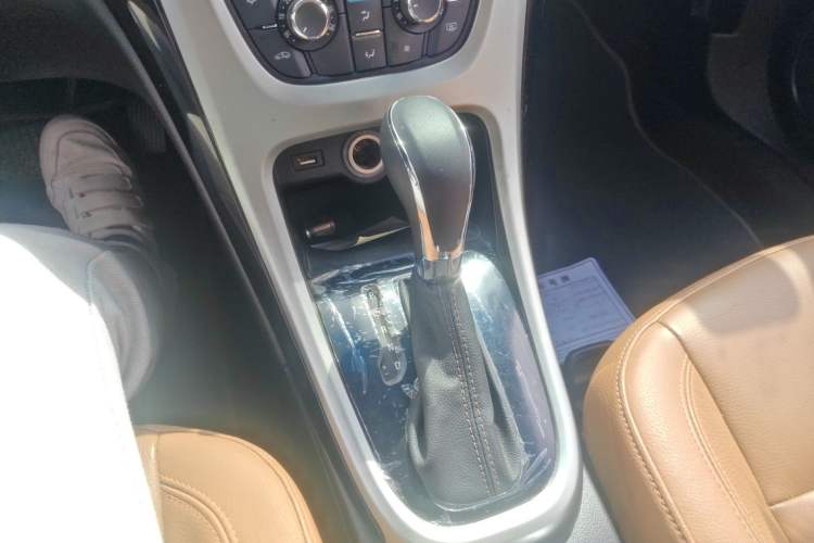Used Buick GT 2013 GT 1.8L Automatic Fashion Edition Gear Lever