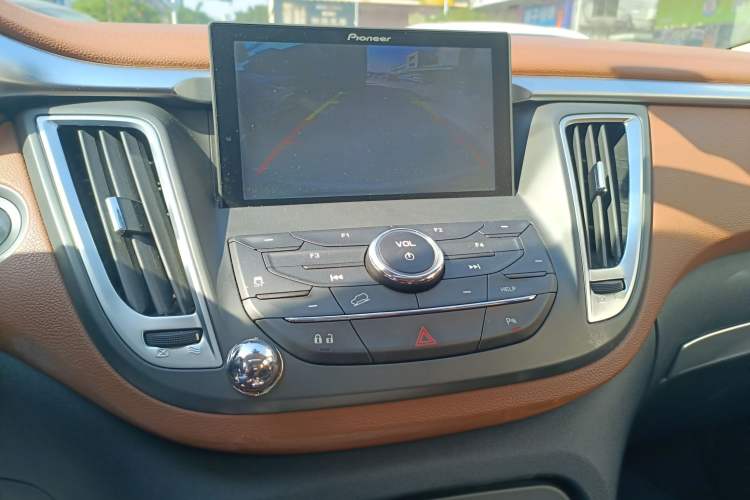 Used Soueast DX7 2017 1.5T Automatic Glory Edition Audio And AC Panel