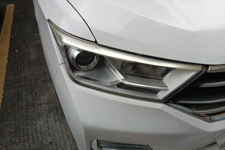 Used Wuling Hongguang 2019 1.5L S Standard Version China VI LAR Right Front Headlight