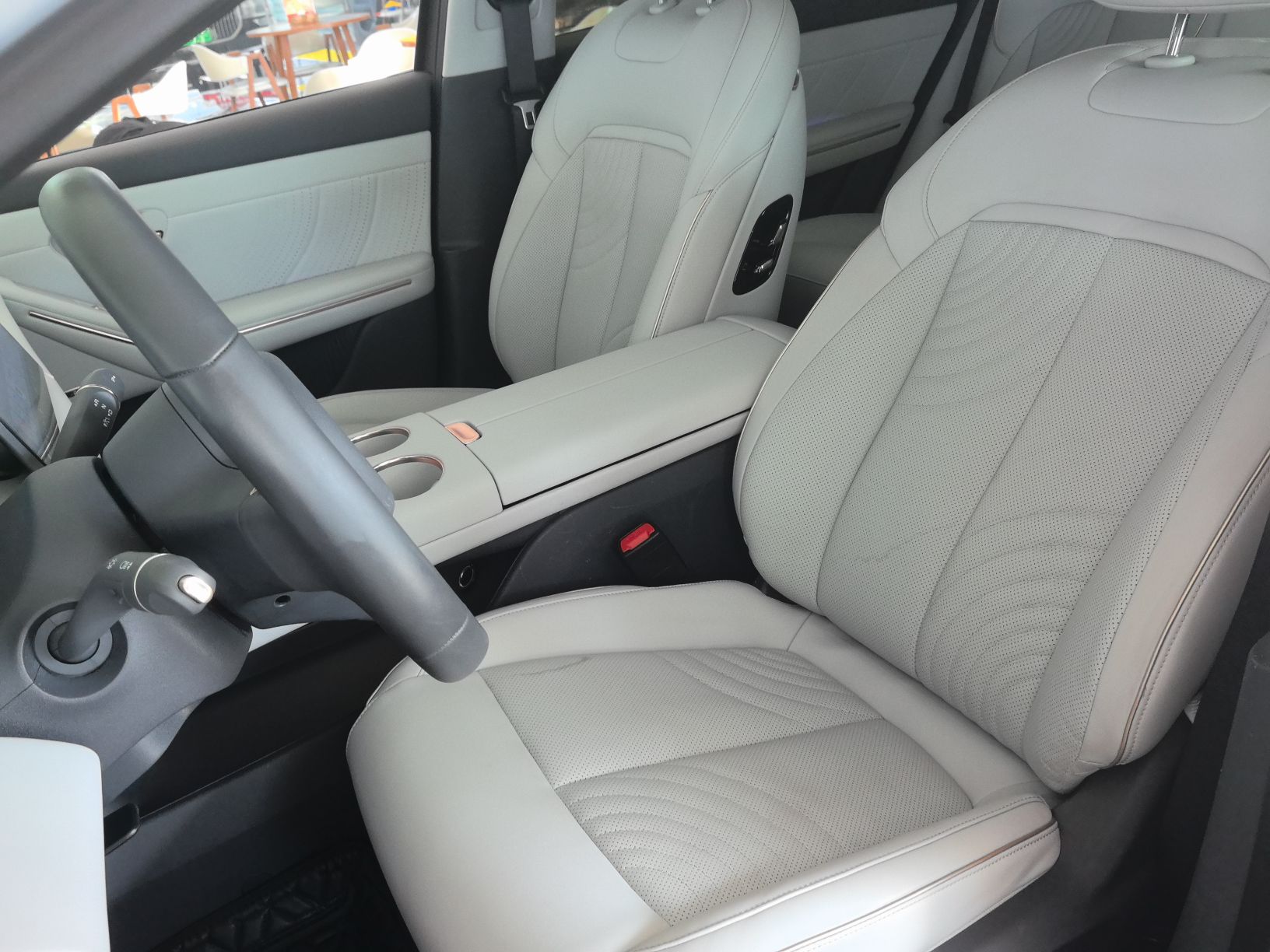 المقاعد الأمامية داخل السيارة