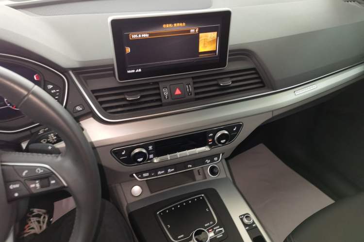 Used Audi Q5L 2018 40 TFSI Prestige Fashion Edition China V Audio And AC Panel