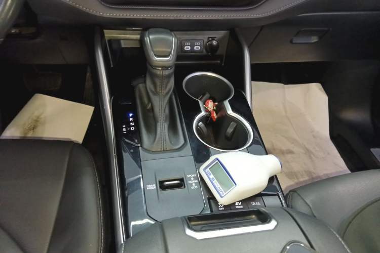 Used Toyota Highlander 2023 2.5L Smart Electric Hybrid Dual-Motor All-Wheel-Drive Luxury 7-Seater Gear Lever