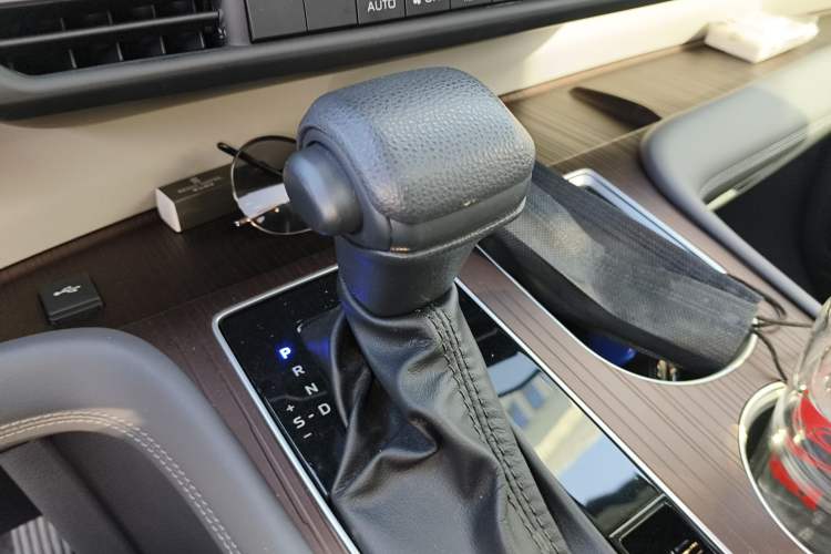 Used Toyota Granvia 2024 2.5L Hybrid Comfort Edition Gear Lever