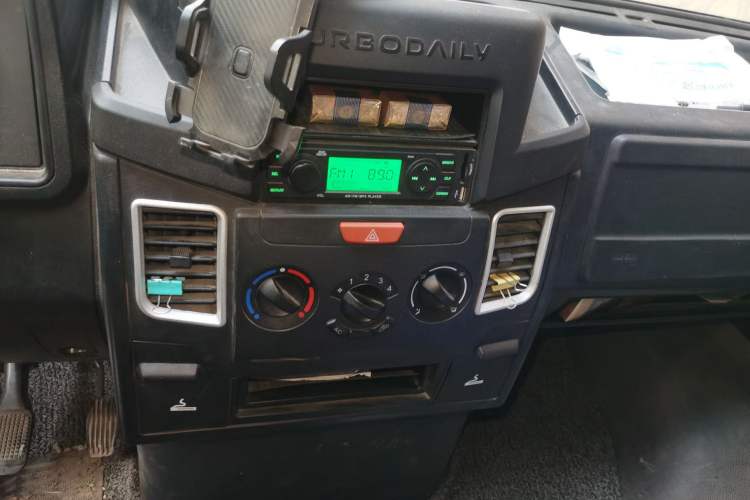 Used Iveco Daily 2021 2.5T A35 M1 Passenger Van 5-9 Seater Short Wheelbase Mid-Roof Design Dual Tires Side Sliding Door
