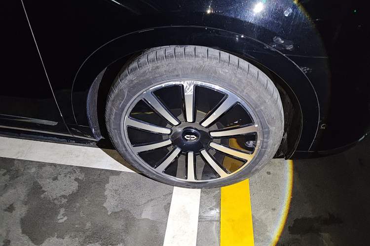 Used Hima AITO M9 2024 Range-Extended Max Edition 42 kWh 6-Seater Version Right Front Wheel Hub