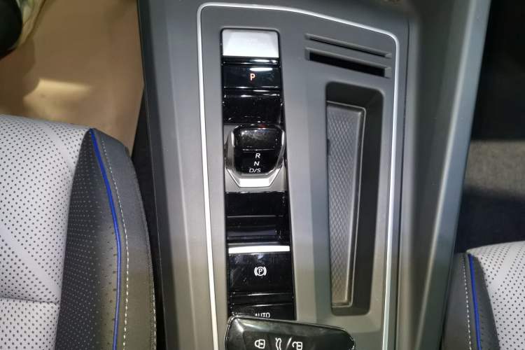 Used Volkswagen Golf 2025 300TSI R-Line
