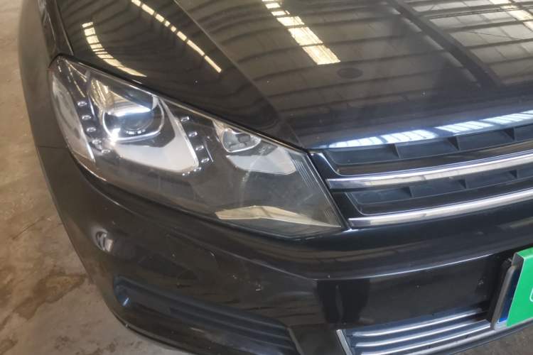Used Volkswagen Touareg 2011 3.0 TSI Comfort Version Right Front Headlight