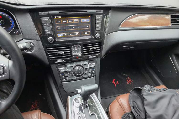 Used Hongqi H7 2017 2.0T Luxury Model Audio And AC Panel