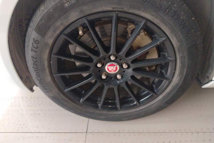 Used Jaguar XF 2016 XF 2.0T Two-Wheel-Drive Luxury Edition Left Front Wheel Hub