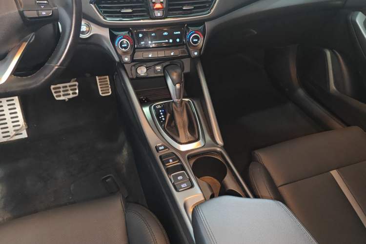 Used Hyundai Lafesta 2019 280TGDi Smart Speed Version China VI Standard Gear Lever