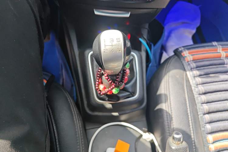 Used Soueast V3 Lingyue 2015 1.5L Manual Smart Edition Gear Lever