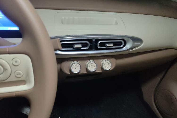 Used Wuling Hongguang MINIEV 2025 Four-Door Version Advanced Edition Audio And AC Panel