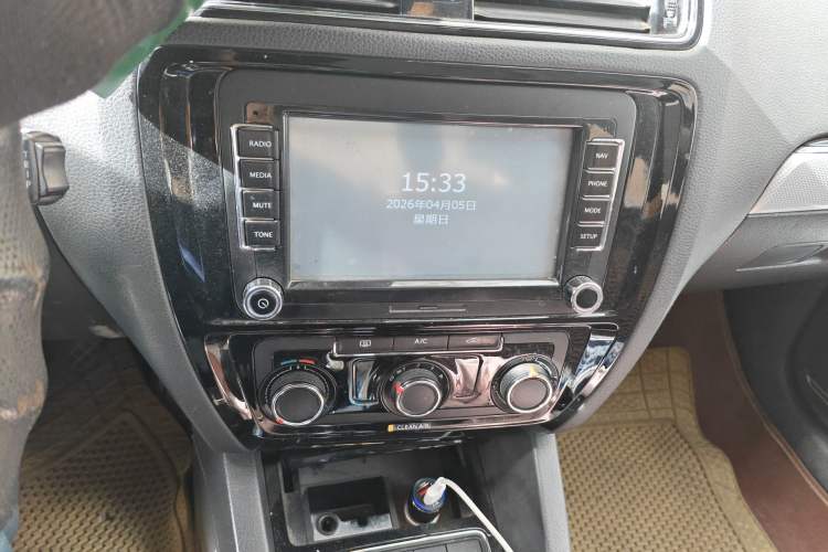 Used Volkswagen Sagitar 2015 1.6L Manual Comfort Model Audio And AC Panel