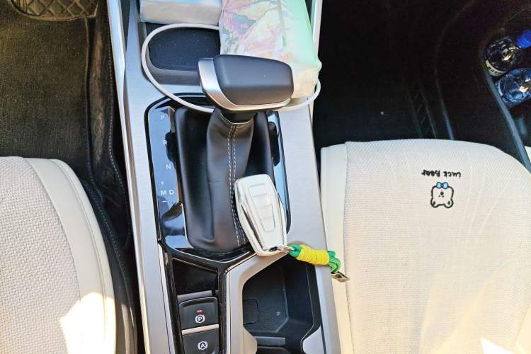 Used Geely Auto Emgrand 2025 4th Generation 1.5L CVT Longteng Edition Gear Lever