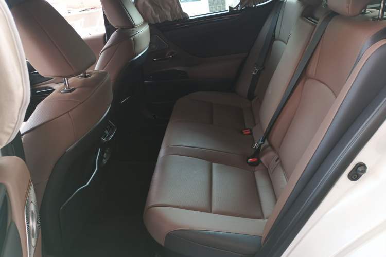 Used Lexus ES 2022 300h Excellence Edition
