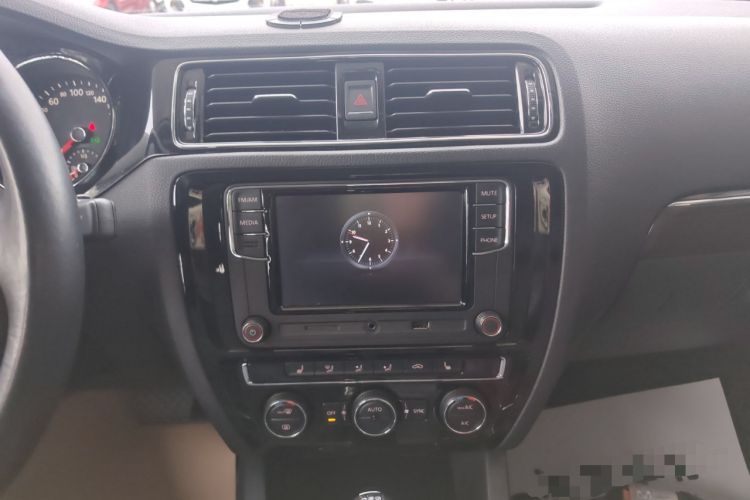 Used Volkswagen Sagitar 2017 230TSI Automatic Luxury Edition Audio And AC Panel