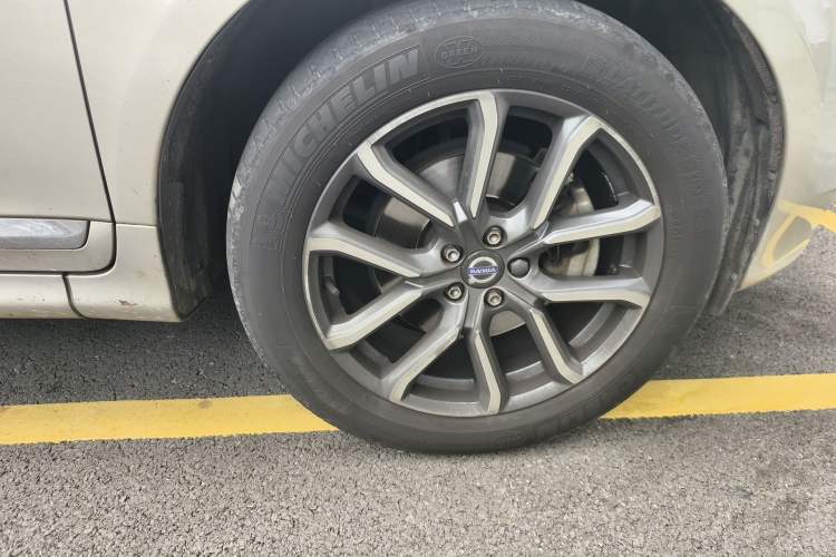 Used Volvo XC60 2017 T5 AWD Smart Upgrade Edition Right Front Wheel Hub