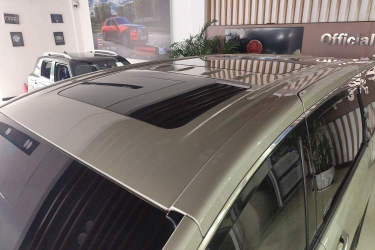 Used Buick GL8 2022 ES Land Cruiser 653T Luxury Model Roof