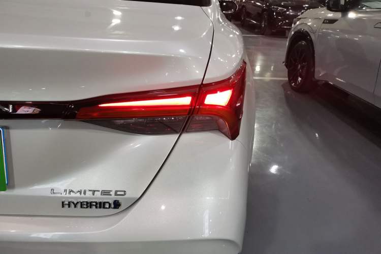 Used Toyota Avalon 2019 Dual-Engine 2.5L Limited Flagship Edition China VI Standard