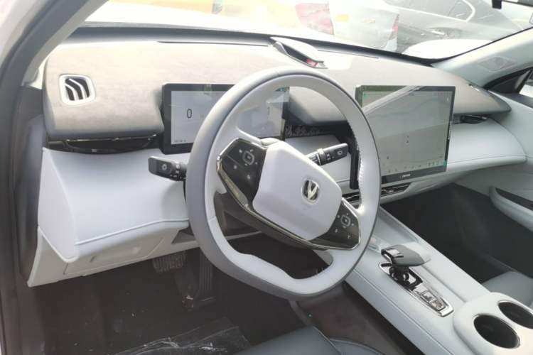 Used CHANGAN UNI-Z New Energy 2024 Blue Whale Smart Electric iDD 125km Excellence Model Center Console