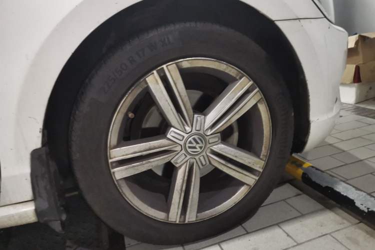 Used Volkswagen Lamando 2017 280TSI DSG Comfort Edition Right Front Wheel Hub