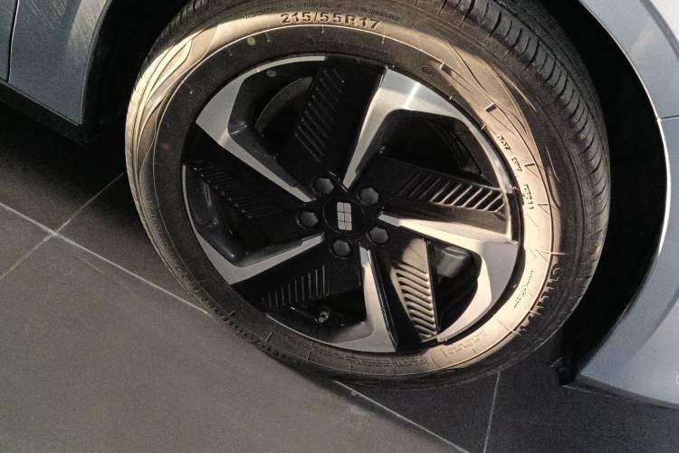 Used Geely Galaxy L6 2025 EM-i 140km Starship Edition Right Front Wheel Hub