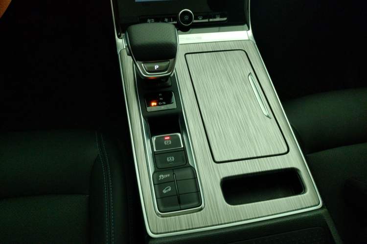 Used Roewe RX5 2023 PLUS 330TGI Automatic Trendsetting Smart Edition
