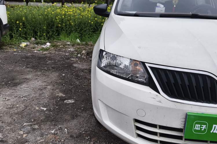 Used Skoda Rapid 2016 1.6L Manual Front-Wheel-Drive Version Right Front Headlight