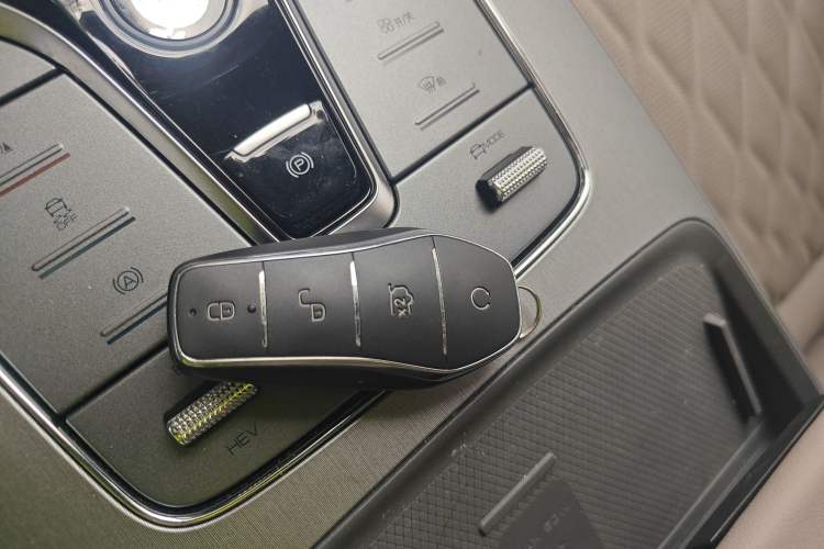 Used BYD Tang New Energy 2024 DM-i Glory Edition 112KM Prestige Model Vehicle Key