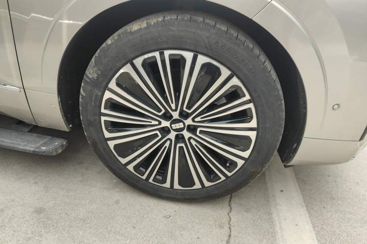 Used Geely Galaxy M9 2025 Model 210km Four-Wheel-Drive Leading Edition Right Front Wheel Hub