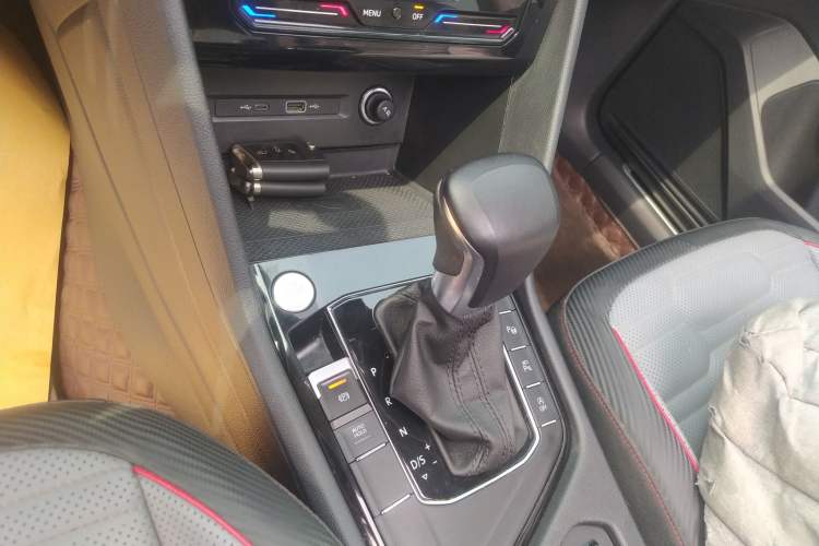 Used Volkswagen Tiguan L 2023 330TSI Automatic Two-Wheel Drive R-Line Flagship Edition Gear Lever
